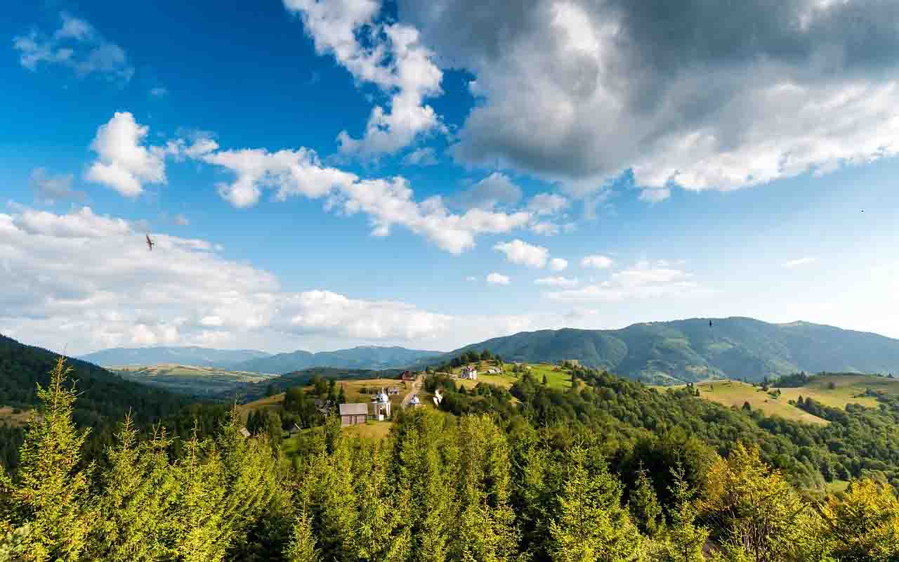 Maramure? é marcada pelos Cárpatos, com picos como o Pietrosul Rodnei, que ultrapassa 2.300 metros. Os vales férteis sustentam agricultura e vilarejos tradicionais. Rios como o Tisa e o Iza completam o cenário natural da região.