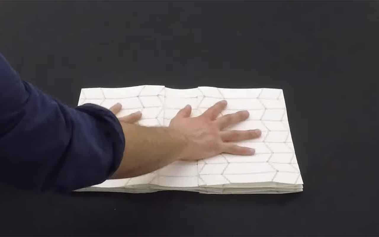 Apaixonado por origami desde criança, Miles começou produzindo figuras tradicionais, mas passou a explorar o potencial científico das dobraduras após conhecer estudos que relacionavam a técnica à engenharia e à tecnologia. A ideia do projeto surgiu enquanto acompanhava notícias sobre furacões e incêndios florestais, levando-o a investigar se estruturas inspiradas em origami poderiam ajudar na criação de abrigos resistentes, leves e fáceis de transportar.
