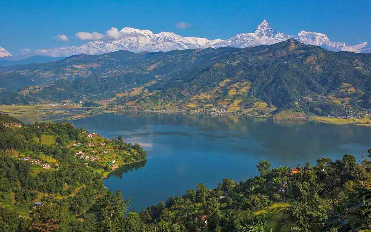 O Lago Phewa é o coração de Pokhara, com águas serenas que refletem a imponência da cordilheira do Himalaia. Barcos coloridos deslizam suavemente, oferecendo passeios que revelam a beleza da cidade e do templo Tal Barahi, situado em uma ilha. Além de ser um ponto turístico, o lago é também espaço de lazer e contemplação para moradores e visitantes, sendo usado para pesca, esportes aquáticos e como fonte de sustento para comunidades locais.