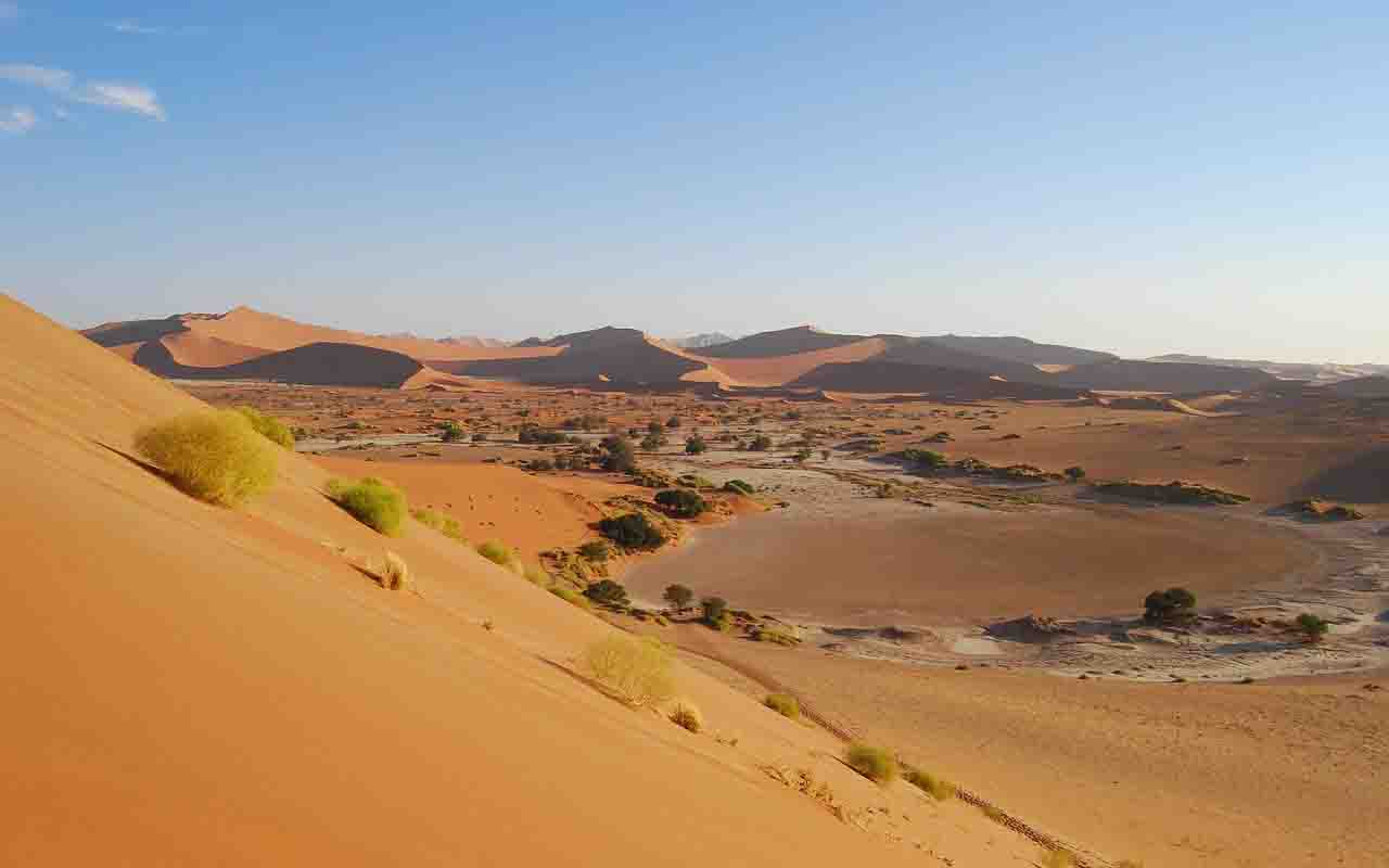 O nome “Sossusvlei” vem da junção de palavras africâner e nama, significando “pântano sem saída”. Essa tradução reflete a dinâmica do lugar, onde a água das chuvas se acumula entre as dunas e permanece até evaporar. Portanto, o nome não é apenas simbólico, mas descreve com precisão a essência desse ecossistema desértico. Não á toa, desde 2013, é Patrimônio Mundial Natural da UNESCO.

