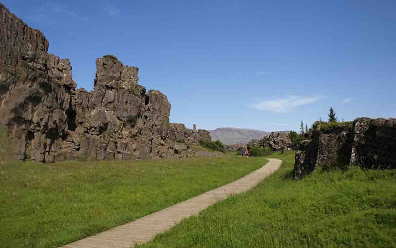 Esse afastamento contínuo das placas tectônicas, aliás, molda o vale de Thingvellir, em uma separação de 1 a 3 centímetros por ano. O processo dá origem a fendas impressionantes como Almannagjá e Silfra. 

