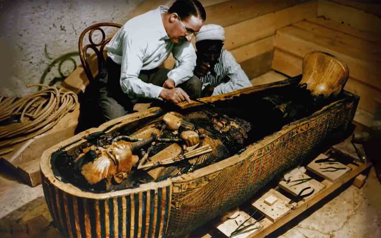 A peça integra o extraordinário conjunto de tesouros descobertos em 1922 na tumba de Tutancâmon, um dos achados arqueológicos mais importantes da história. A descoberta ocorreu no Vale dos Reis, próximo à cidade de Luxor, no sul do Egito, e foi liderada pelo arqueólogo britânico Howard Carter, financiado por George Herbert, o conde de Carnarvon.
