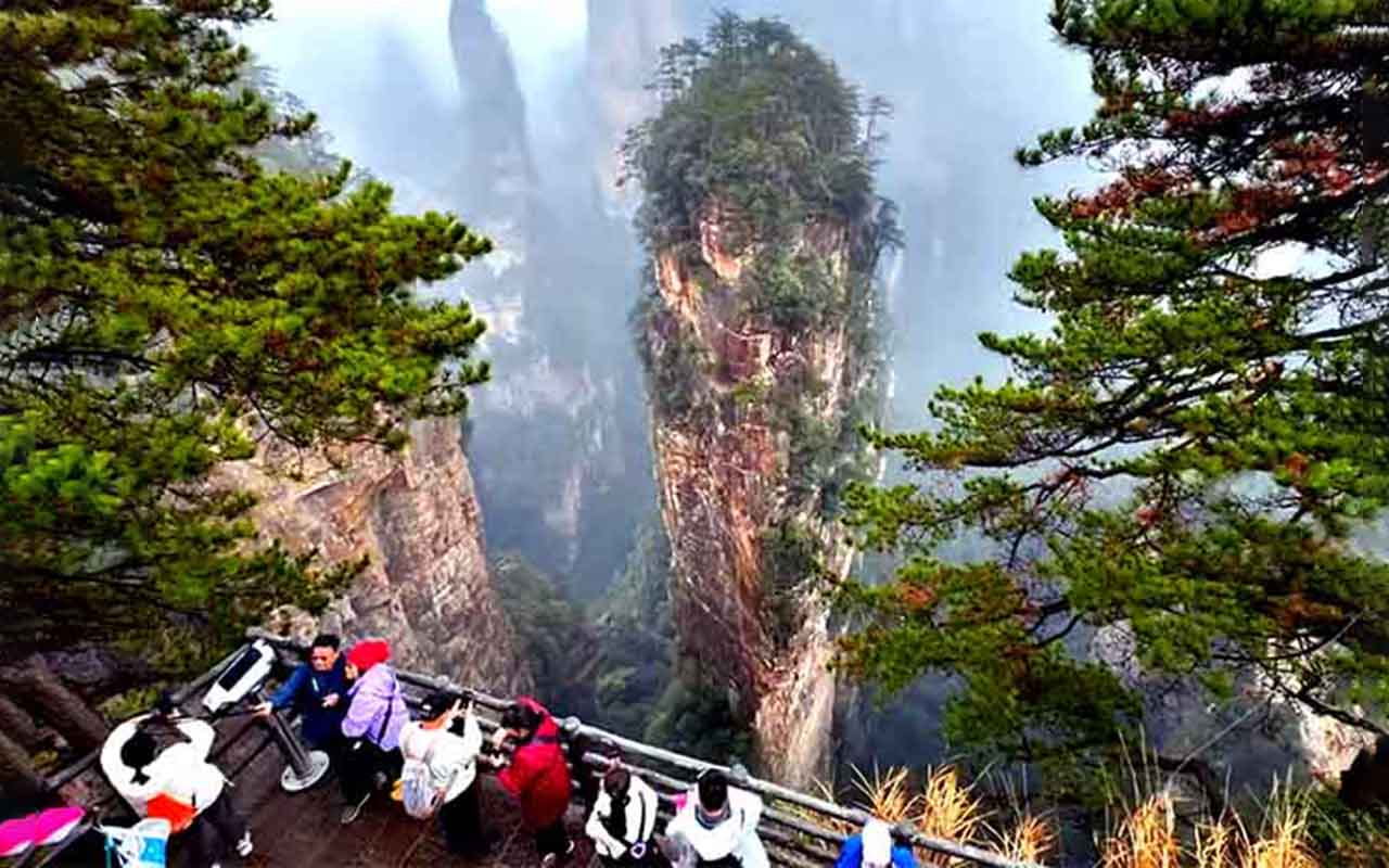 As colunas de arenito, algumas com mais de 200 metros de altura, criam um espetáculo visual que lembra esculturas naturais. A mais famosa é a “Montanha Aleluia”, renomeada após o sucesso do filme. Essas formações são resultado de milhões de anos de erosão, moldando um cenário que parece flutuar nas nuvens.