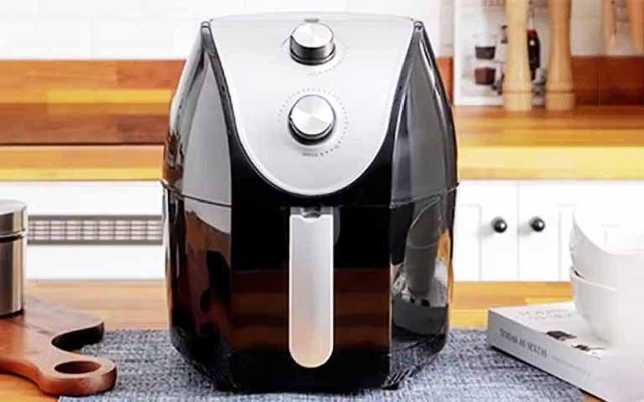 O primeiro ponto crucial ao usar a air fryer é garantir que você está colocando os itens certos dentro dela. Embora muitas receitas sugiram o uso de papel alumínio, é importante saber quando e como usá-lo. Quando utilizado de maneira inadequada, o papel alumínio pode bloquear os furos do cesto.