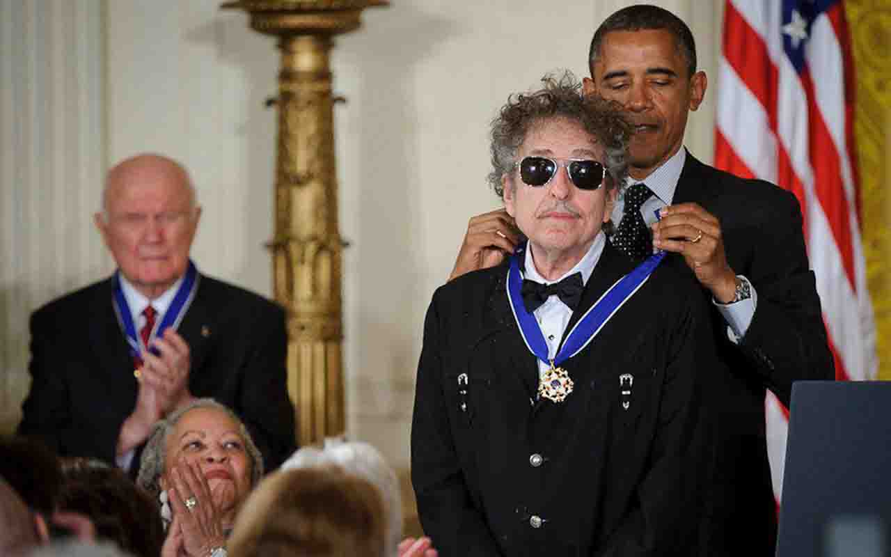 O reconhecimento institucional de sua contribuição artística acumulou-se ao longo dos anos. Dylan recebeu inúmeros prêmios, incluindo Grammys, um Globo de Ouro, um Oscar de Melhor Canção Original por 