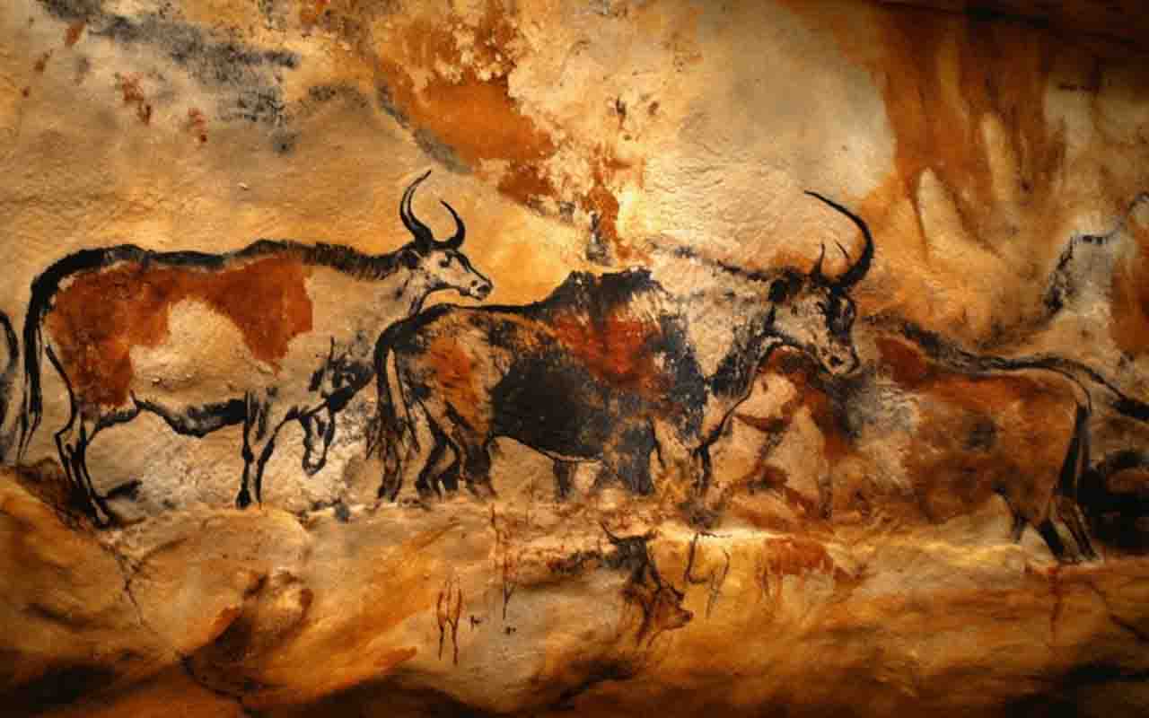 As paredes de Lascaux exibem mais de 600 desenhos em tinta e cerca de 1.500 gravuras, representando animais como cavalos, bisões, cervos e auroques. A escolha dos temas sugere uma ligação profunda entre os grupos humanos e a natureza, possivelmente associada a rituais de caça e crenças espirituais. A técnica utilizada, com pigmentos minerais e uso de perspectiva, demonstra uma habilidade artística que desafia a ideia de sociedades primitivas sem refinamento cultural.