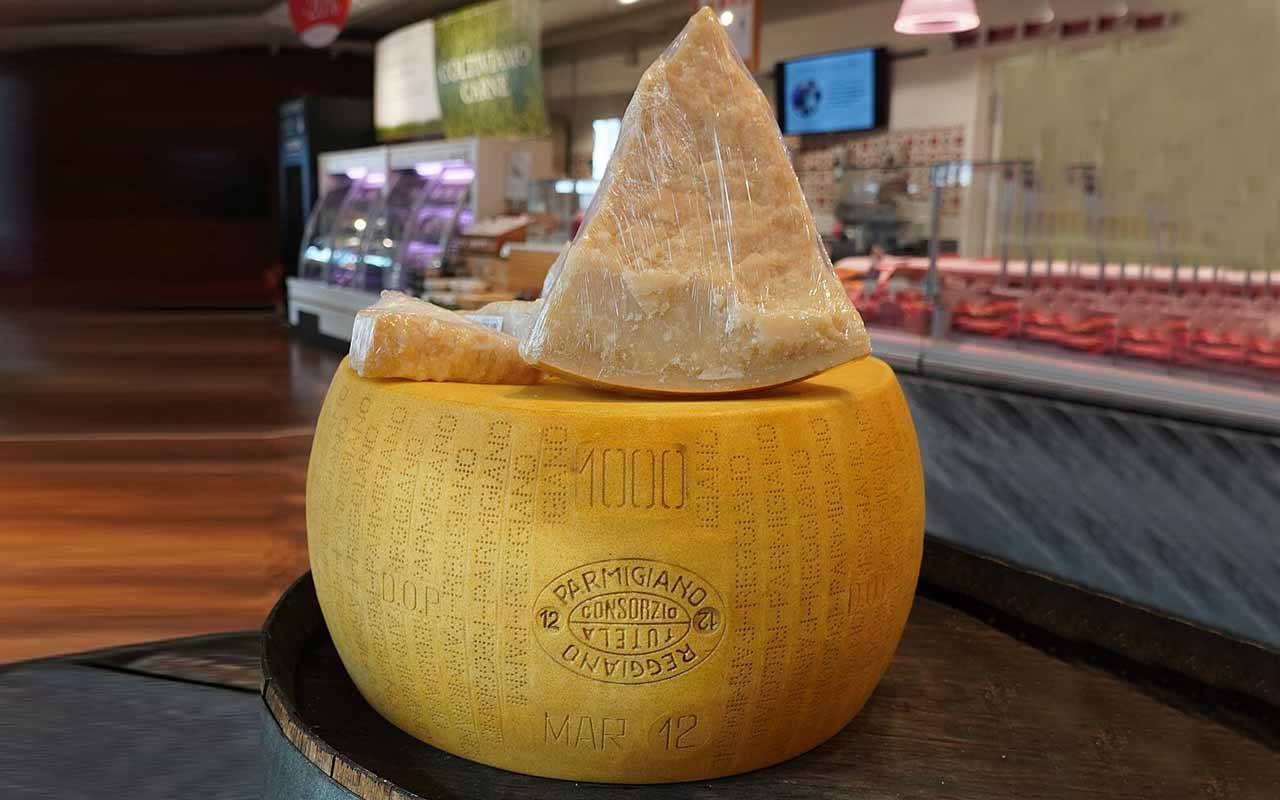 O Parmigiano Reggiano é considerado o “verdadeiro parmesão”. Produzido sob regras rígidas, ele passa por uma cura longa, que pode ultrapassar 24 meses, resultando em sabor intenso, textura granulosa e presença marcante de cristais que conferem crocância.