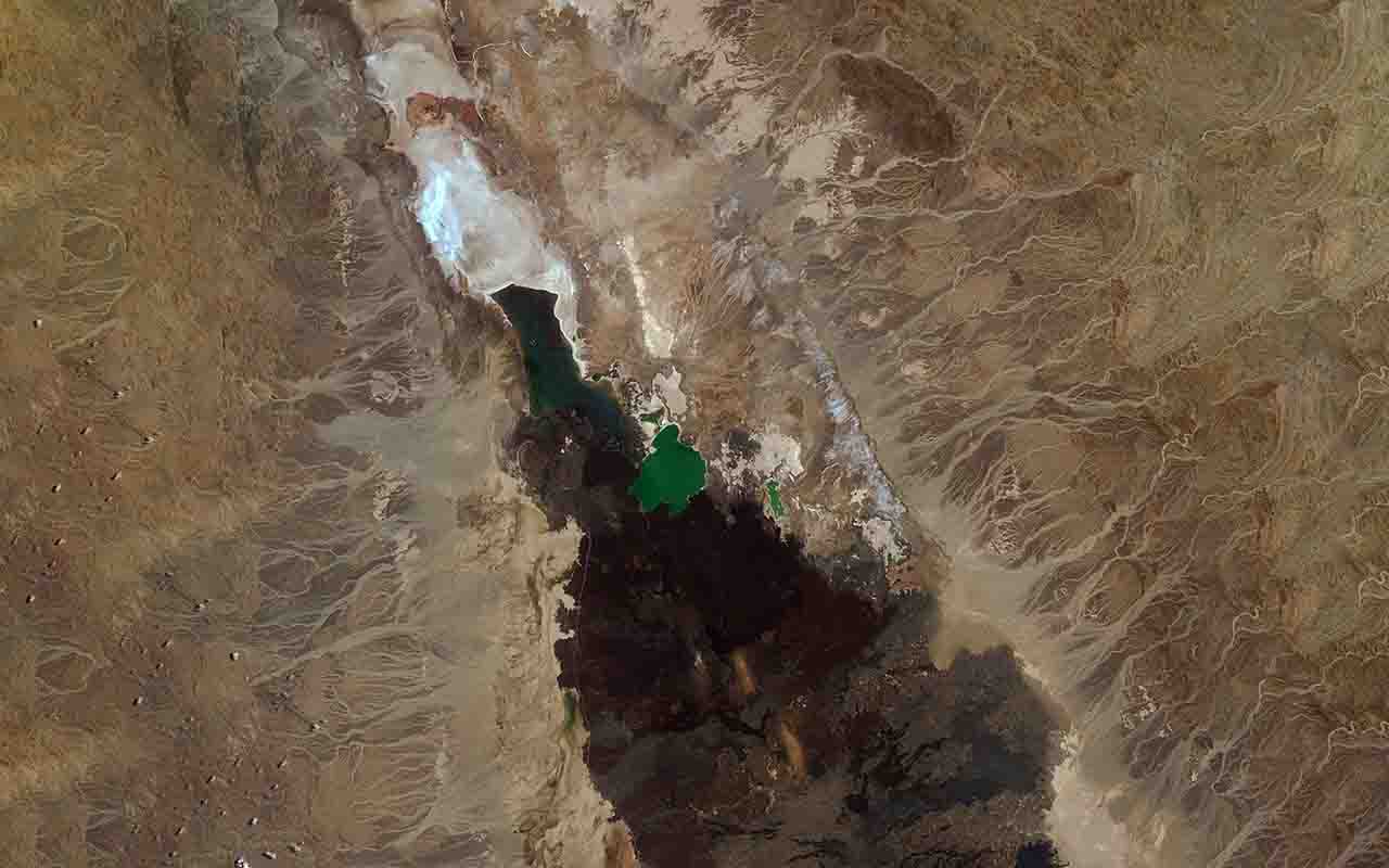 Danakil está no ponto de união de três falhas tectônicas que formam o Vale do Rift. A crosta terrestre se abre lentamente, criando fissuras e mares como o Vermelho e o golfo de Áden. Essa dinâmica geológica molda o deserto salgado e explica sua intensa atividade vulcânica e hidrotermal.