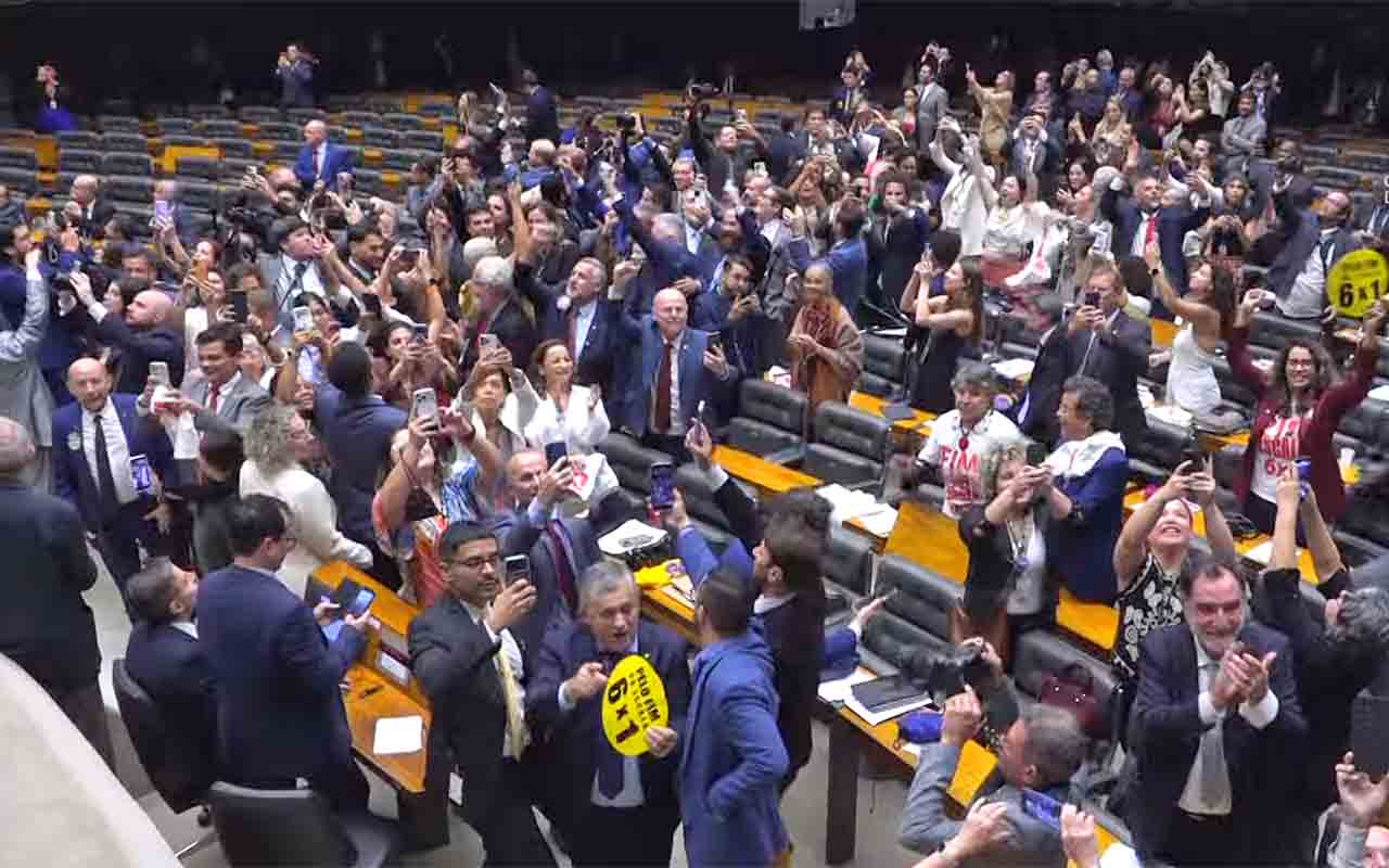 PEC é a sigla para Proposta de Emenda à Constituição, instrumento utilizado para alterar o texto da Constituição Federal. Por tratar de mudanças na principal lei do país, sua aprovação exige uma tramitação mais rigorosa do que a de projetos de lei comuns. Para entrar em vigor, uma PEC precisa ser aprovada pela Câmara dos Deputados e pelo Senado em dois turnos de votação.