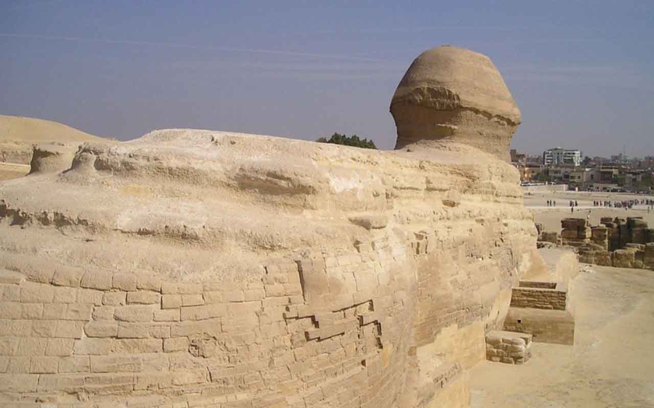 O nome “Esfinge” foi atribuído pelos gregos séculos depois, inspirado em sua própria criatura mitológica que desafiava viajantes com enigmas. Para os egípcios, a estátua era chamada de “Hor-em-akhet”, que significa “Hórus no horizonte”, reforçando sua ligação com o deus solar e o ciclo da vida. O culto ao sol era central na religiosidade egípcia, e a Esfinge representava a conexão entre o faraó e o divino, legitimando seu poder. Assim, sua identidade transcende a mera escultura, tornando-se símb
