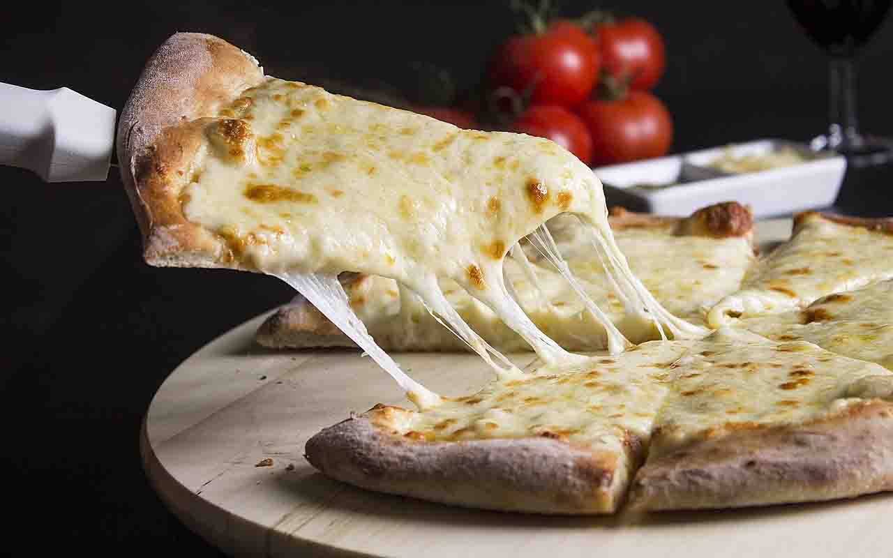 Mozzarella – Originária do sul da Itália, a mozzarella é feita tradicionalmente com leite de búfala e tem textura macia, elástica e úmida. É amplamente usada em pizzas e saladas como a caprese.