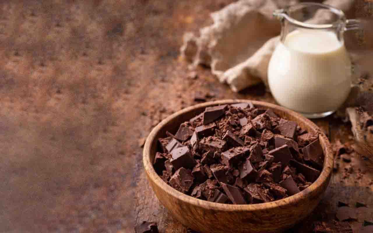 A receita tradicional leva apenas dois ingredientes, mas o resultado depende da qualidade de ambos. Um bom chocolate e um creme de leite adequado fazem toda a diferença.