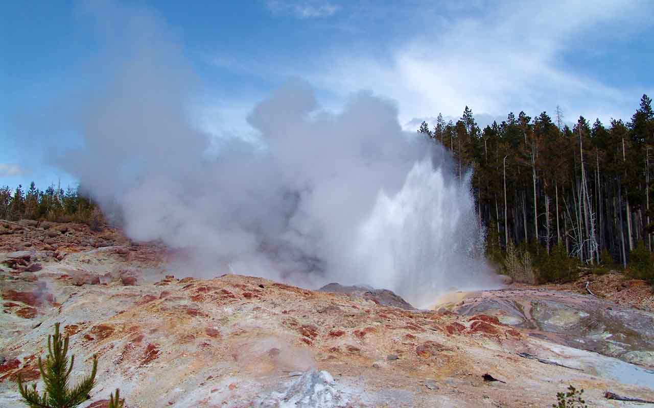 As erupções variam muito: podem durar segundos ou horas, com intervalos de minutos a anos. Menos de mil gêiseres, aliás, existem no mundo, pois as condições necessárias são extremamente específicas. O equilíbrio entre calor, água e rochas deve se manter intacto, caso contrário o fenômeno desaparece. Essa raridade torna cada campo de gêiseres um patrimônio natural de grande valor científico e turístico.