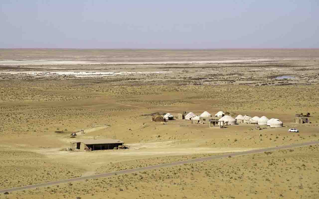 No lugar das águas surgiu o deserto de Aralkum, uma imensa região de aproximadamente 60 mil quilômetros quadrados coberta por sedimentos, sal e resíduos acumulados no antigo fundo do lago. As consequências dessa mudança afetaram profundamente a população local. Localidades que dependiam da pesca ficaram distantes da margem e perderam sua principal fonte de renda. Um dos exemplos mais conhecidos é Moynaq, no Uzbequistão. 