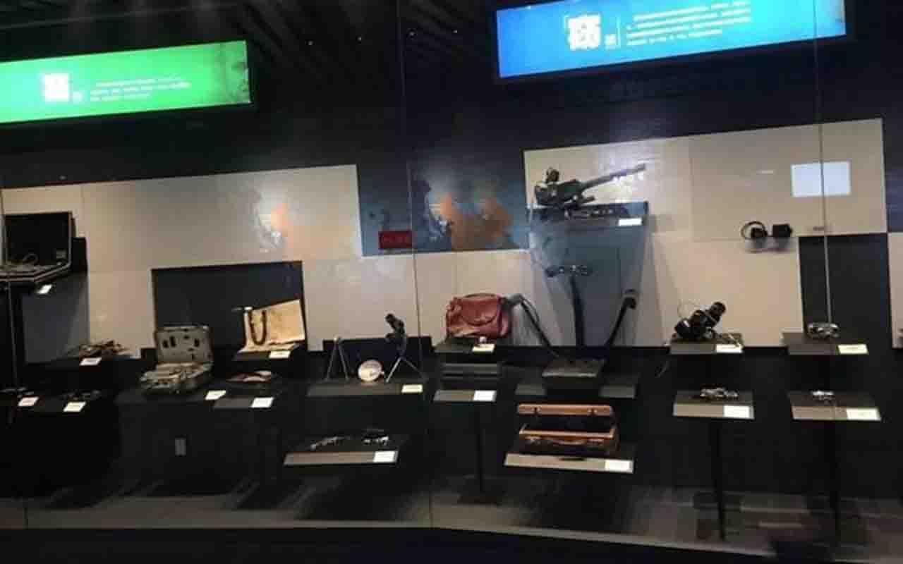 O espaço abriga uma coleção de equipamentos usados por espiões, incluindo câmeras ocultas, rádios de transmissão e documentos confidenciais. As exposições detalham táticas de espionagem e contraespionagem, revelando como tecnologias foram adaptadas ao longo das décadas para proteger informações estratégicas. Além de objetos históricos, há recursos interativos que permitem ao visitante compreender de forma prática os desafios da segurança nacional, tornando o aprendizado mais envolvente e acessív