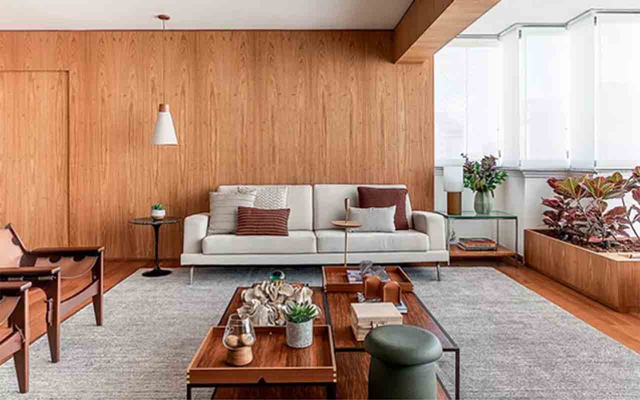 Os painéis de madeira trazem aconchego e sofisticação, criando ambientes acolhedores e extremamente elegantes. Podem ser usados em salas, quartos ou escritórios, oferecendo, portanto, isolamento térmico e acústico natural. Além disso, a madeira pode ser trabalhada em diferentes acabamentos, do rústico ao moderno, e pode receber tratamento contra pragas para maior durabilidade, além de ser sustentável quando proveniente de reflorestamento.
