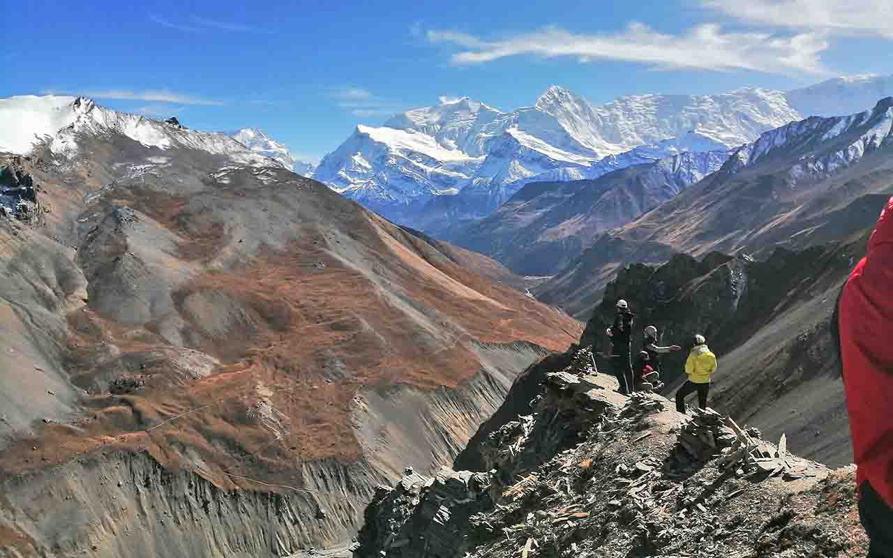 Pokhara é conhecida como a porta de entrada para trilhas icônicas do Himalaia, incluindo o circuito do Annapurna. A cidade recebe aventureiros de todo o mundo que buscam trekking, escaladas e experiências de contato direto com a natureza. Essa vocação para o turismo de aventura consolidou Pokhara como um dos destinos mais procurados do Nepal, e sua infraestrutura turística oferece guias, hospedagem e serviços que apoiam expedições de diferentes níveis de dificuldade.