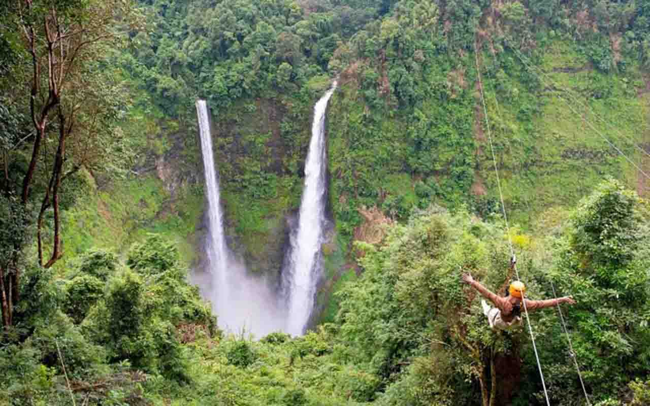Entre as quedas-d’água mais conhecidas estão Tad Fane, Tad Yuang e Tad Lo, que atraem visitantes de diversas partes do mundo. A cachoeira Tad Fane, por exemplo, possui duas colunas de água que caem lado a lado por mais de 100 metros de altura em meio a uma floresta exuberante. A região também abriga uma rica biodiversidade, com espécies de aves, mamíferos e plantas tropicais raras.