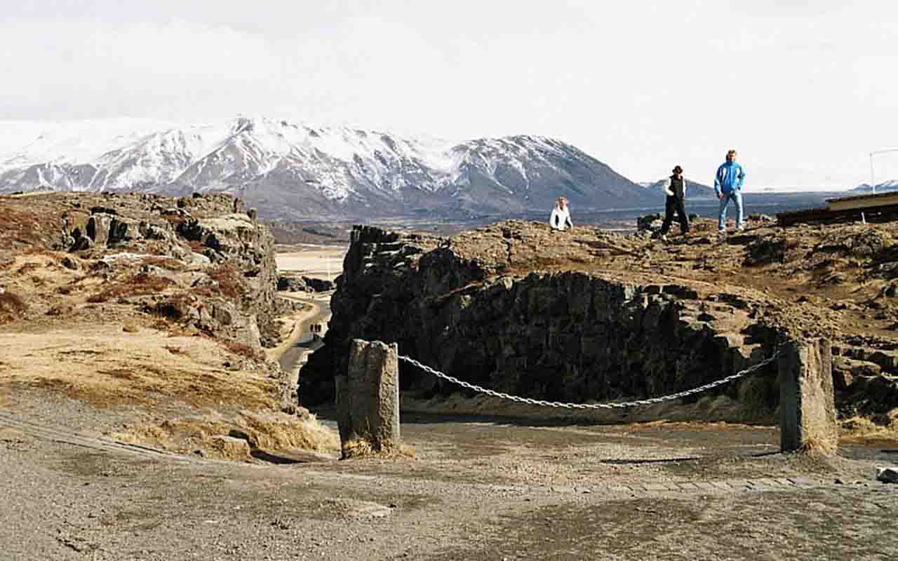 Thingvellir, reconhecido como Patrimônio Mundial da UNESCO, é hoje um dos símbolos marcantes da Islândia, onde a força da geologia se encontra com a memória política e cultural de um povo.