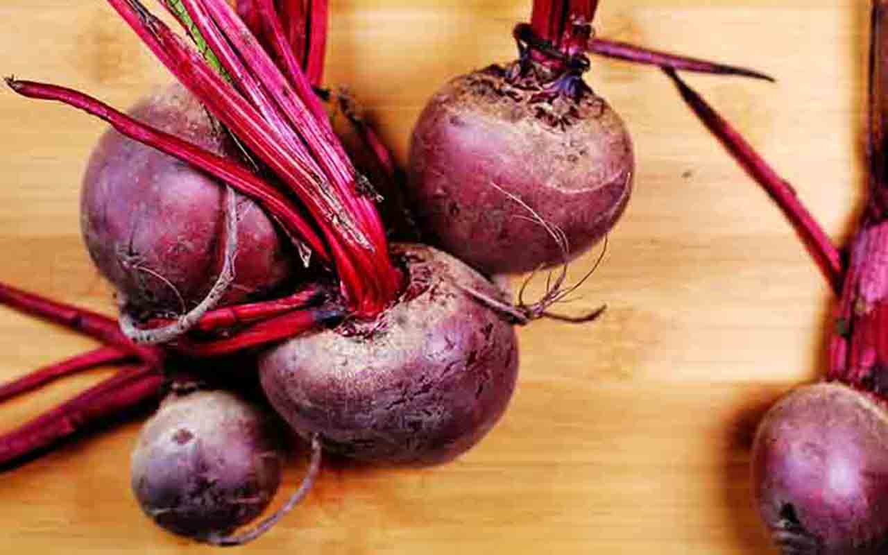 Entre os tubérculos mais famosos está a beterraba. Ela é rica em vitamina A, betalaína, carotenoides e flavonoides, assim como antioxidantes que combatem o excesso de radicais livres. Além disso, fornece bastante  óxido nítrico, que promove o relaxamento dos vasos sanguíneos e controla a pressão arterial.