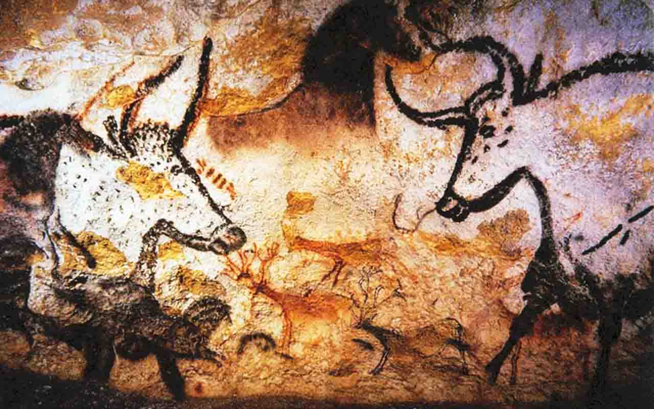 Entre os espaços mais famosos está a Sala dos Touros, onde figuras monumentais de animais dominam as paredes. Os touros, com mais de cinco metros de comprimento, impressionam pela escala e pela energia transmitida nas formas. A composição sugere que o local tinha função ritualística, reforçando a hipótese de que a arte era parte integrante da vida espiritual dos grupos paleolíticos.