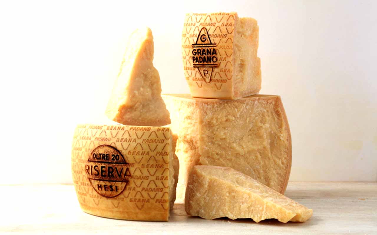 O Grana Padano, também italiano, é semelhante ao Parmigiano Reggiano, mas apresenta sabor mais suave e menos picante. Sua maturação é mais curta, e por isso é mais acessível, mantendo ainda a textura firme e a versatilidade na culinária.