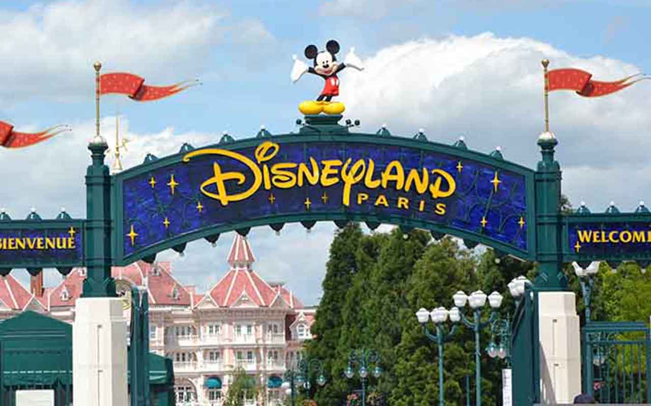 Situado em Marne-la-Vallée, a cerca de 32 quilômetros do centro de Paris, o Disneyland Paris é o principal complexo turístico da França e o parque temático mais visitado da Europa. 