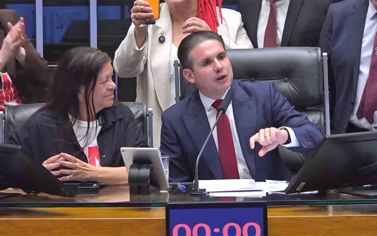 Pela versão aprovada pelos deputados federais, as novas regras começarão a valer 60 dias depois da promulgação pelo presidente da república. Ainda assim, empresas e empregadores terão um período de adaptação que poderá se estender por até 14 meses.

