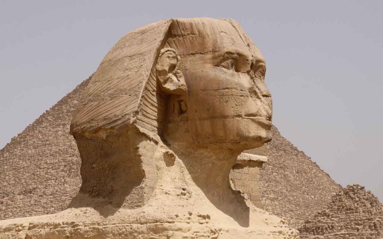 A erosão causada pelo vento e pela areia do deserto contribuiu para o desgaste da Esfinge ao longo dos séculos. Relatos históricos indicam ataques intencionais, como a destruição do nariz, provavelmente no período medieval. Desde a Antiguidade houve tentativas de restaurar partes da estátua. A preservação atual envolve, portanto, técnicas modernas de arqueologia e engenharia para conter danos futuros.