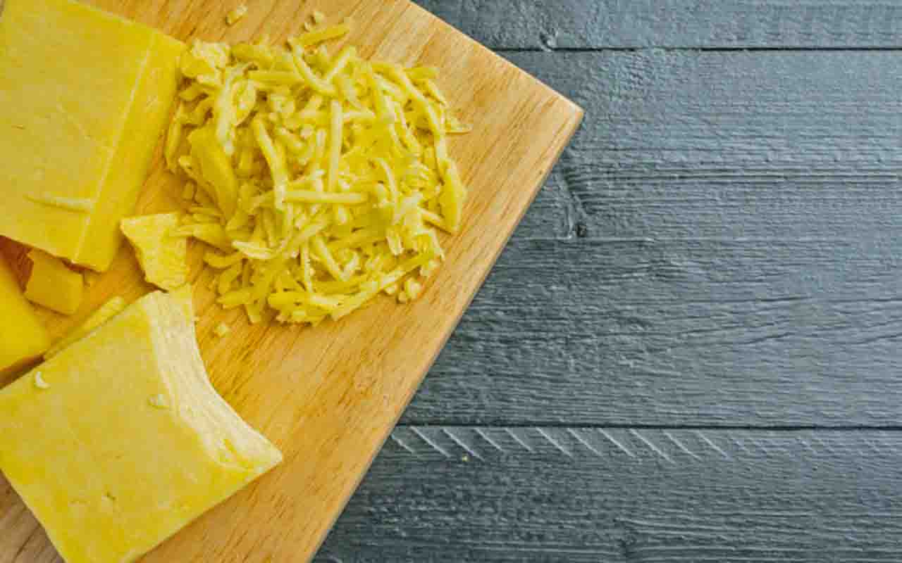 Cheddar – Criado na vila de Cheddar, na Inglaterra, esse queijo de cor amarela ou alaranjada é firme e de sabor marcante, que se intensifica com o tempo de maturação. É um dos mais populares nos sanduíches e pratos assados.