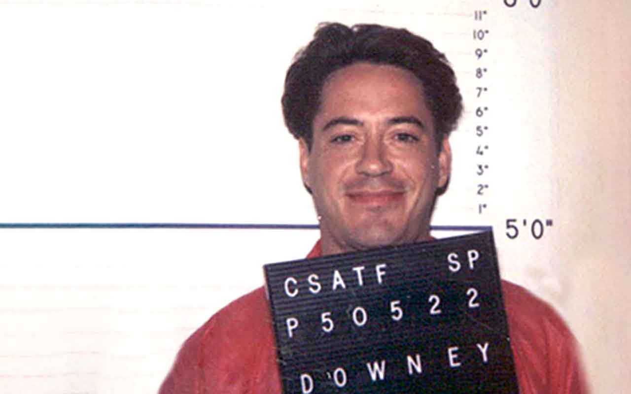 Robert Downey Jr. – Antes de se tornar o icônico Homem de Ferro, Downey Jr. passou por uma fase complicada nos anos 1990 e início dos 2000, marcada pelo vício em drogas. Na época, ele foi preso várias vezes por posse de substâncias ilegais.