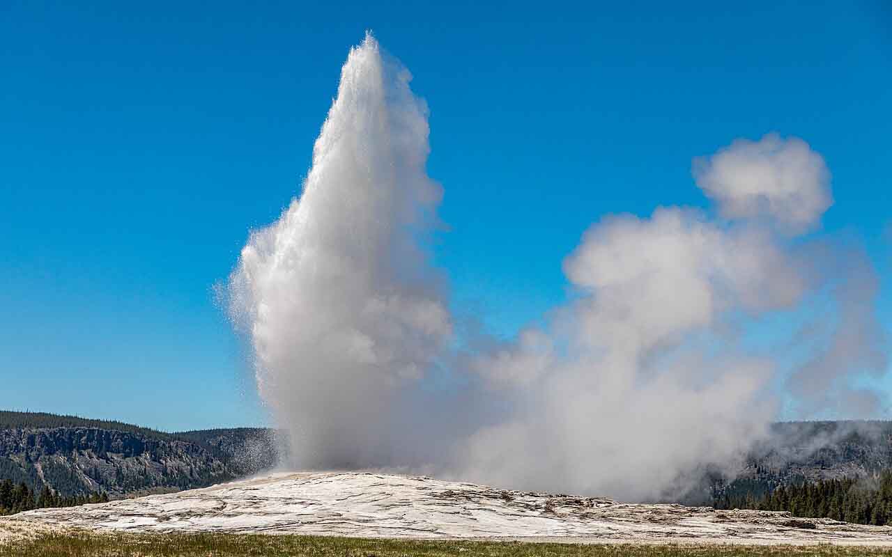 O Parque Nacional de Yellowstone, nos Estados Unidos, concentra mais de 300 gêiseres: é o maior campo ativo que existe e considerado laboratório natural para o estudo da geotermia e dinâmica terrestre. Lá está o Old Faithful, o mais famoso gêiser do mundo. 