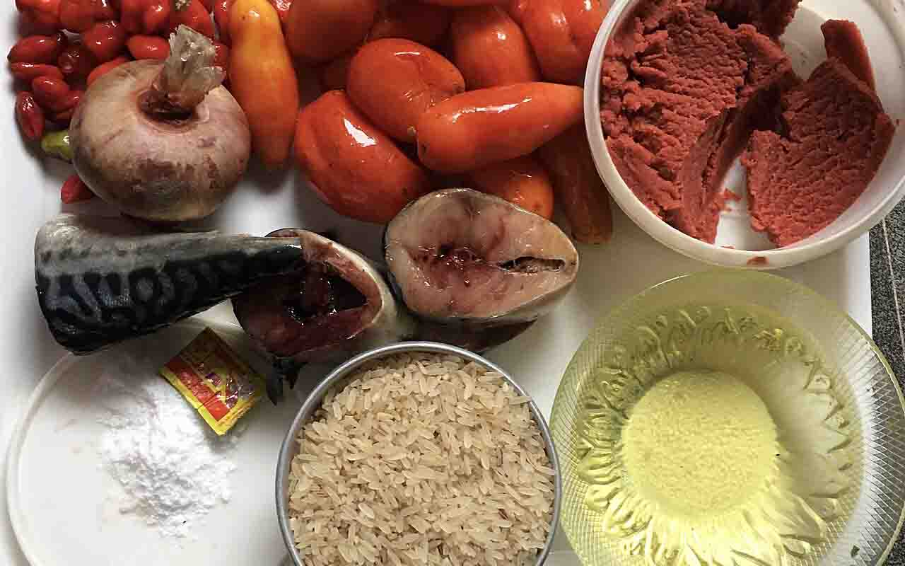 Embora existam inúmeras versões, a base do Jollof Rice costuma incluir arroz, tomate, cebola, óleo vegetal e uma mistura de temperos. Em muitos casos, são adicionados ingredientes como pimentas, alho, gengibre, legumes e proteínas variadas, incluindo frango, carne bovina, peixe ou frutos do mar. O resultado é um prato aromático, de coloração avermelhada característica e sabor marcante.
