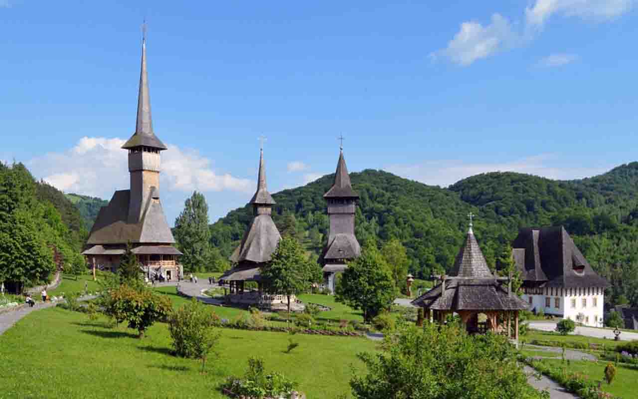 Igrejas como a de Bârsana e a de Surde?ti são exemplos da arquitetura religiosa local. Construídas com torres altas e sem uso de pregos, refletem habilidade artesanal e fé comunitária. Muitas delas, reconhecidas pela UNESCO como patrimônio mundial, refletem a habilidade artesanal local e a profunda fé das comunidades rurais.