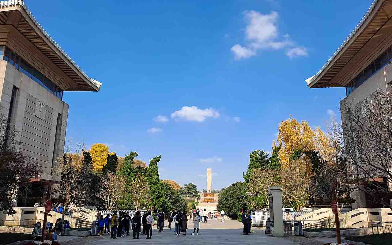 O museu está situado dentro do Parque Memorial dos Mártires Revolucionários de Yuhuatai, um local de forte simbolismo histórico. A escolha do local reforça o caráter simbólico da instituição, conectando memória histórica e defesa nacional. A proximidade com outros pontos turísticos facilita o acesso de visitantes interessados em cultura, história e segurança, ampliando o alcance educativo da instituição.

