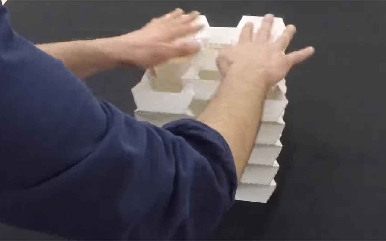 Para seus experimentos, o estudante utilizou o padrão Miura-ori, desenvolvido pelo astrofísico japonês Koryo Miura. Conhecida por permitir que grandes superfícies sejam compactadas e abertas rapidamente, essa geometria já foi empregada em painéis solares de satélites e outras aplicações espaciais.
