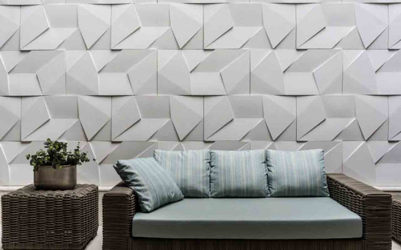 O revestimento 3D cria efeitos visuais marcantes, adicionando profundidade e dinamismo às paredes. É feito em materiais como gesso, PVC ou cerâmica, adaptando-se a diferentes estilos decorativos. Além da estética, pode destacar áreas específicas como painéis de televisão ou cabeceiras, e ainda pode passar por procedimento em tinta para personalização extra.