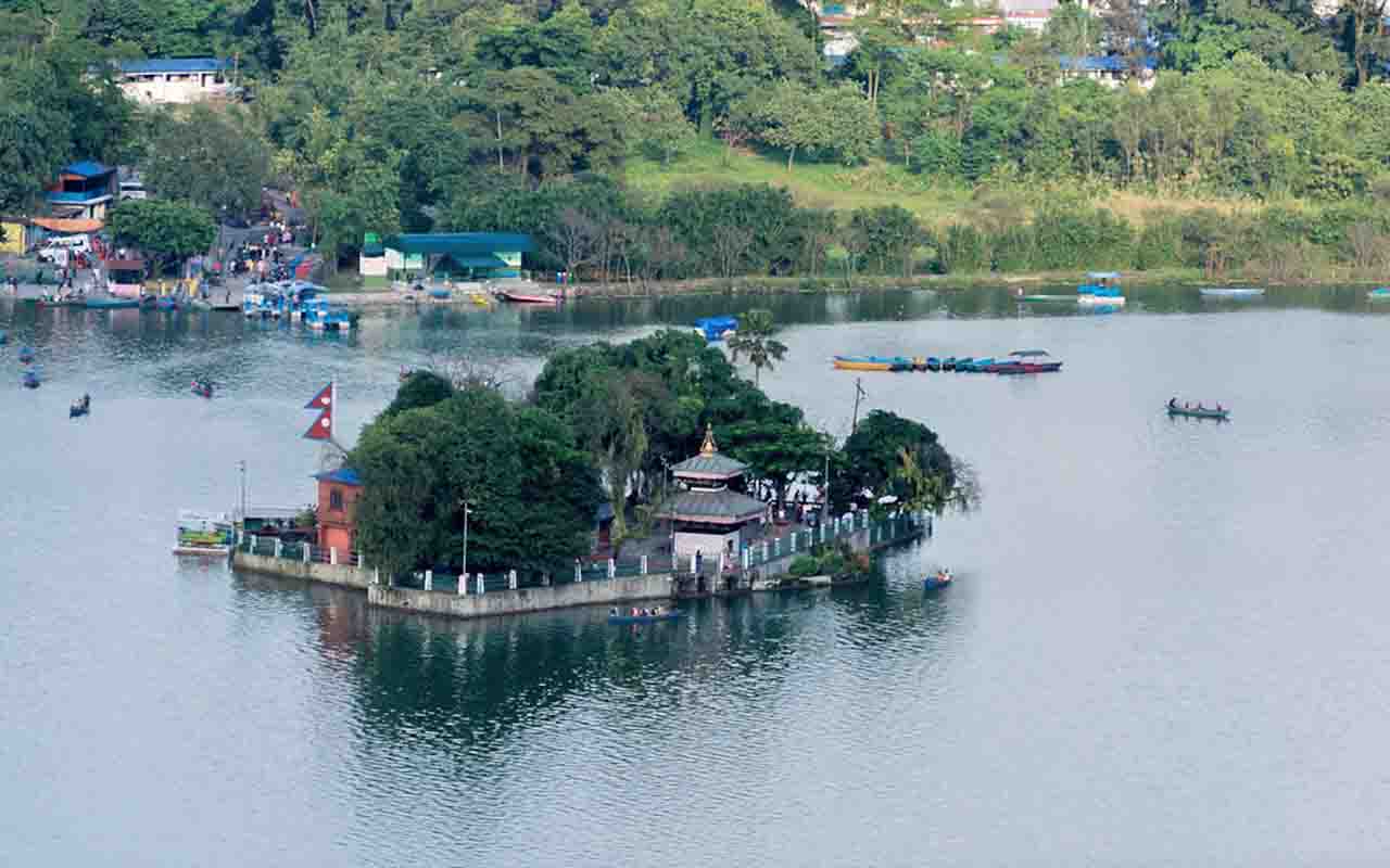 O Templo Tal Barahi está localizado em uma pequena ilha no Lago Phewa e é dedicado à deusa hindu Durga. O acesso é feito por barco, tornando a visita uma experiência singular e espiritual. É um dos locais mais reverenciados da cidade, atraindo fiéis e turistas em busca de paz e devoção, além de ser palco de cerimônias religiosas que reforçam sua importância cultural.

