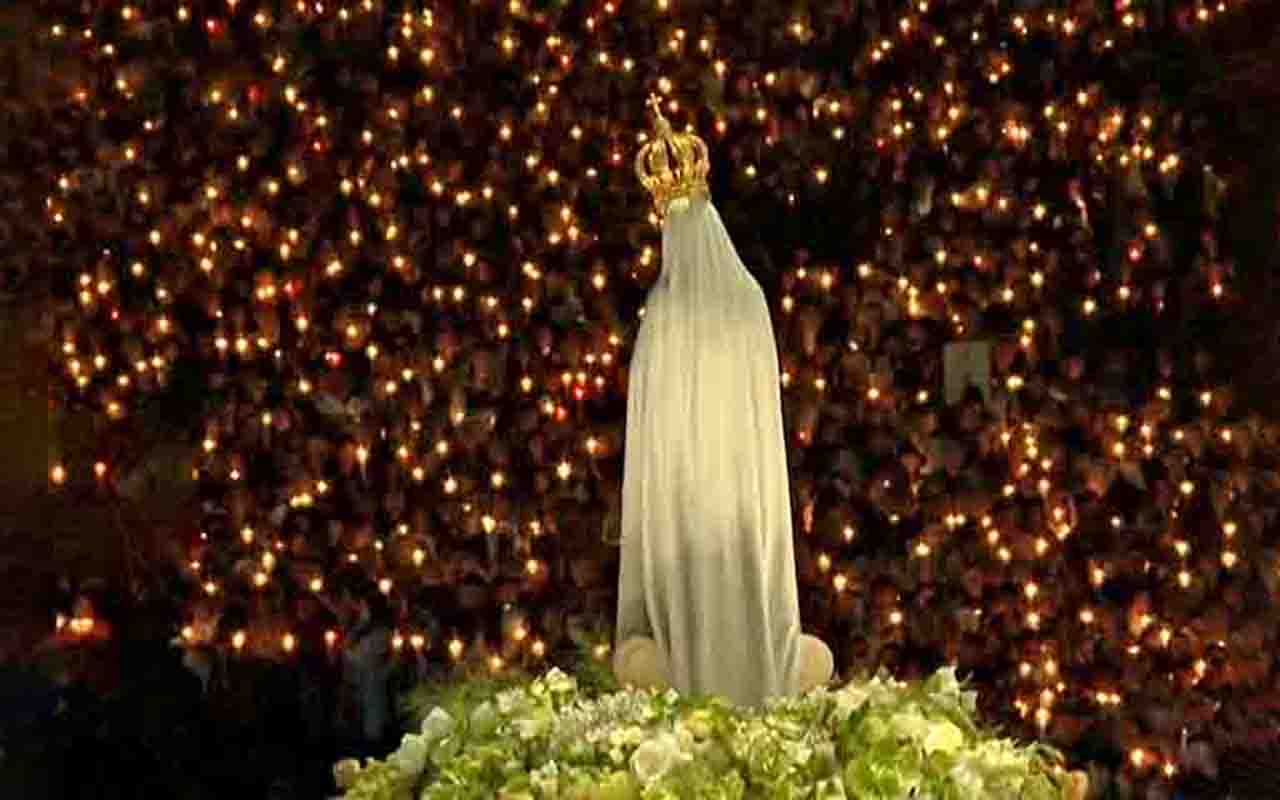 peregrinos se reúnem no santuário português de Fátima para prestar homenagem - Nossa Senhora de Fátima de Málaga, obra do escultor José Ferreira Thedim - Reprodução de vídeo de O Globo