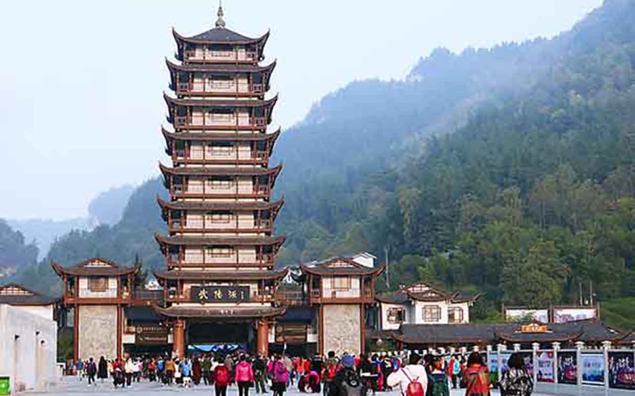 O governo chinês investe em preservação e infraestrutura para receber milhões de visitantes sem comprometer o ecossistema, fazendo de lá um exemplo de turismo responsável. O alinhamento entre trilhas bem planejadas e transporte interno reduzem impactos ambientais, tornando a visita segura e consciente.