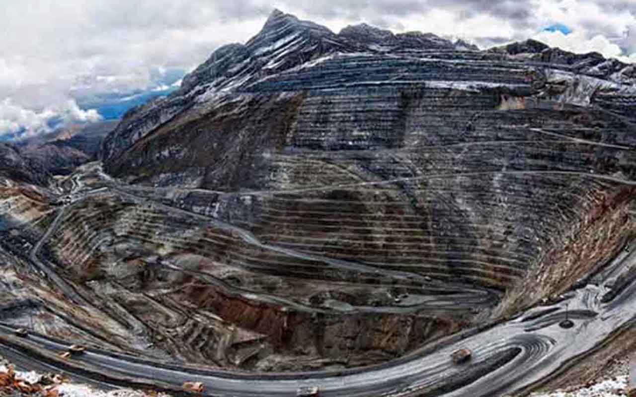 A mina de Antamina está localizada na Cordilheira dos Andes, no Peru, e figura entre as maiores operações de mineração do mundo. Além da prata, o local também possui grandes reservas de cobre e zinco, minerais amplamente utilizados pela indústria e pela construção.