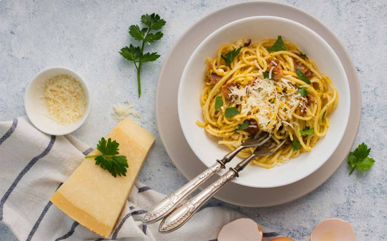 Um bom parmesão deve apresentar textura granulosa e firme, além de pequenos cristais que surgem durante a maturação. Esses cristais são sinais de qualidade e proporcionam uma experiência sensorial única ao mastigar.