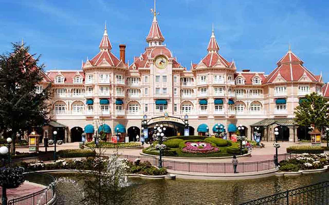 Inaugurado em 12 de abril de 1992, inicialmente com o nome Euro Disney, o resort representa a presença oficial da The Walt Disney Company no continente europeu e reúne parques temáticos, hotéis, centros de compras e áreas de entretenimento.