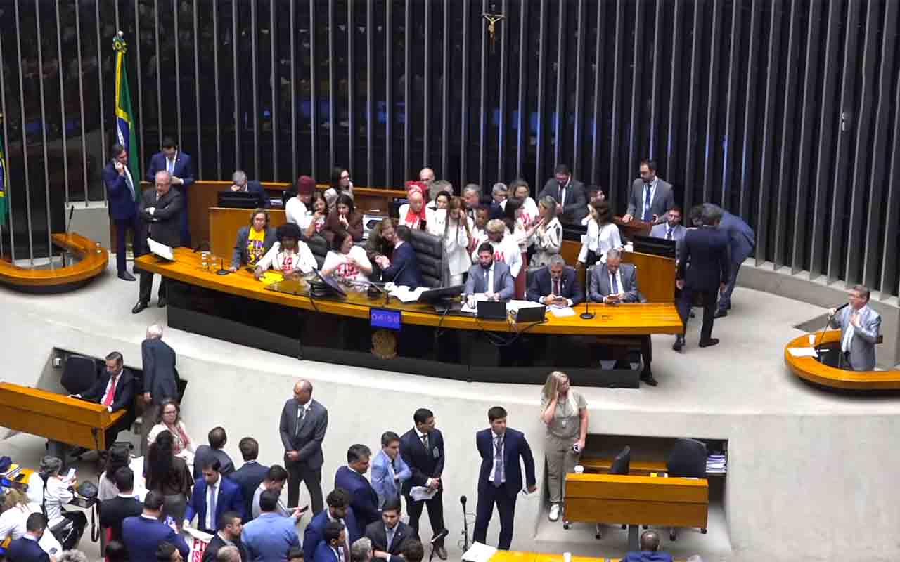A proposta prevê que ocorra uma redução da jornada semanal de trabalho em duas etapas. Nos primeiros dois meses após a promulgação, a carga horária deverá ser reduzida em duas horas por semana. Em seguida, haverá uma nova redução, totalizando quatro horas semanais a menos, a ser implementada em até 12 meses após a conclusão da primeira fase.
