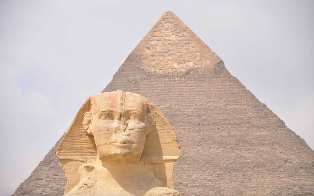 O enigma sobre quem construiu a Esfinge segue como tema de debates entre especialistas. Embora a maioria dos arqueólogos atribua a obra ao faraó Quéfren, estudiosos sugerem datas mais antigas. Teorias alternativas apontam para civilizações anteriores ou até influências externas, sem consenso. A falta de registros escritos claros sobre sua construção reforça a aura enigmática. 

