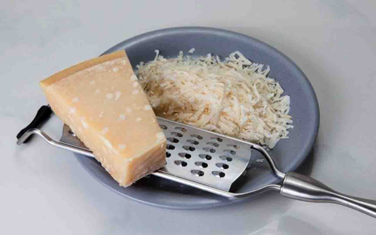 Parmesão (Parmigiano-Reggiano) – Produzido principalmente em Parma e Regio Emilia, na Itália, é um queijo duro e granular com sabor intenso e salgado. Usado ralado, é essencial na culinária italiana, sobretudo em massas.
