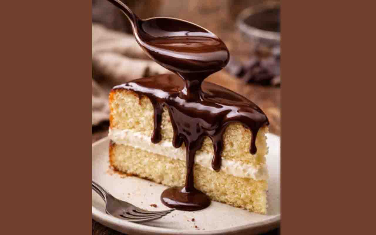 O segredo da ganache está na emulsão, quando a gordura do chocolate se une ao creme de leite. Esse processo cria um creme liso, brilhante e homogêneo.