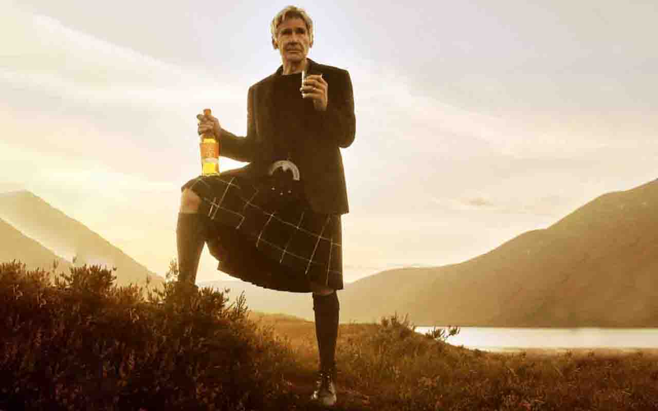 Um dos pontos mais comentados da publicidade foi o fato de Harrison Ford ter vestido o tradicional kilt, a saia típica da Escócia
 Imagens do ator americano com a vestimenta foram um destaque no empreendimento.