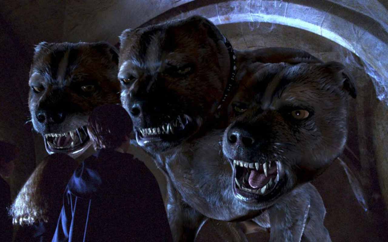 Fofo – Cachorro gigante de três cabeças que guarda a Pedra Filosofal. Inspirado em Cérbero da mitologia grega, pode ser acalmado com música.

