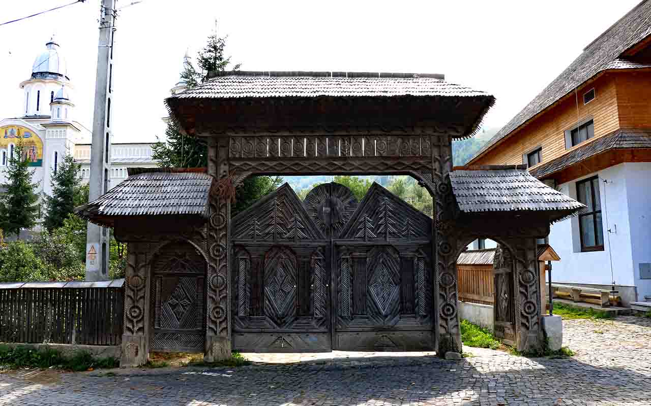 Aldeias como Breb, Botiza e Ieud preservam casas de madeira com telhados inclinados e portões esculpidos em símbolos solares e geométricos. Esses portões, chamados de “por?i maramure?ene,” são verdadeiras obras de arte, transmitindo mensagens de proteção e prosperidade. Caminhar por esses vilarejos é como viajar no tempo devido à composição de cada detalhe arquitetônico.

